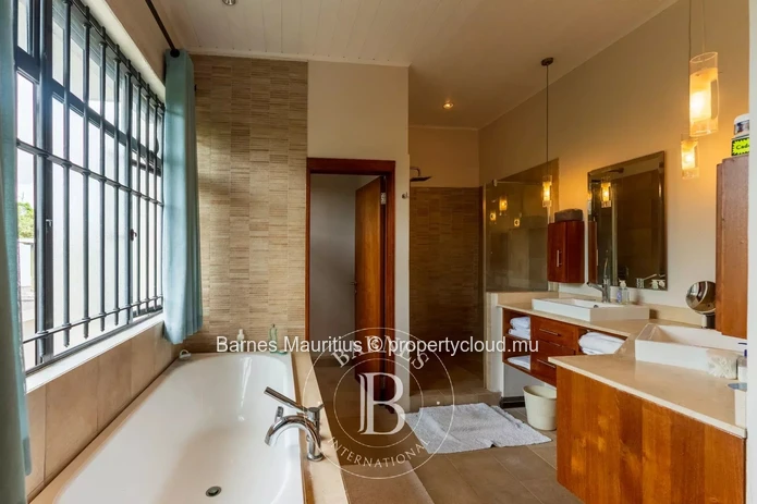 VACOAS - Exceptional Family Home with Timeless Charm – 5 bedrooms