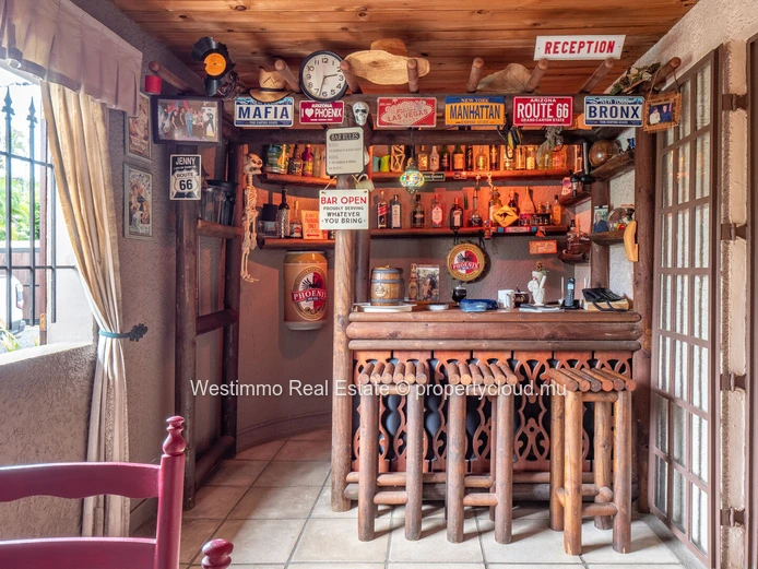 Maison familiale avec dépendance et piscine à vendre à Tamarin