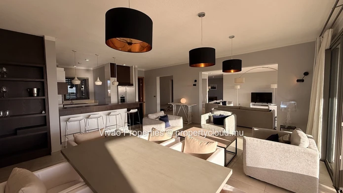 Appartement de luxe de 5 chambres en suite à louer à Balaclava - 150 000 Rs par mois