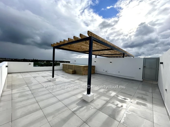 Pereybère: Spacious 3-Bedroom Penthouse with Private Terrace
