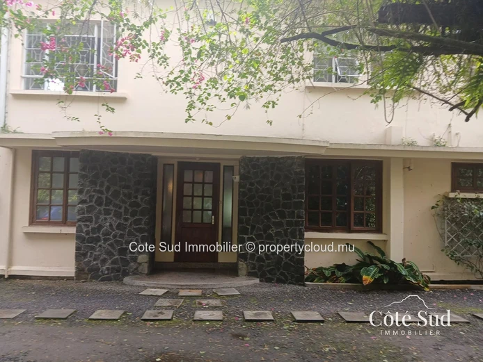 Spacious 400 m² offices in Floréal – 8 modern rooms