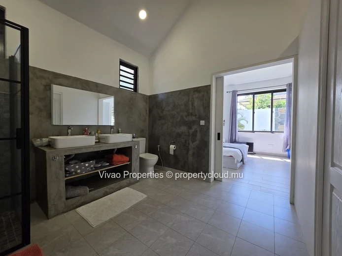 Maison à vendre à Tamarin, 390m², terrain de 1.483m², 4 chambres en suite, piscine privée, vue montagne, proche commo...