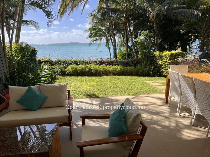 Magnifique appartement pieds dans l'eau, vue féérique sur le lagon de Cap Malheureux et les îles. 3 chambres. Piscine.