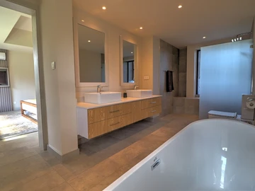 3-bedroom villa with private pool, jacuzzi, sea access, and close to golf