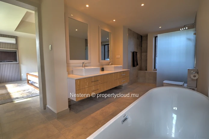 3-bedroom villa with private pool, jacuzzi, sea access, and close to golf