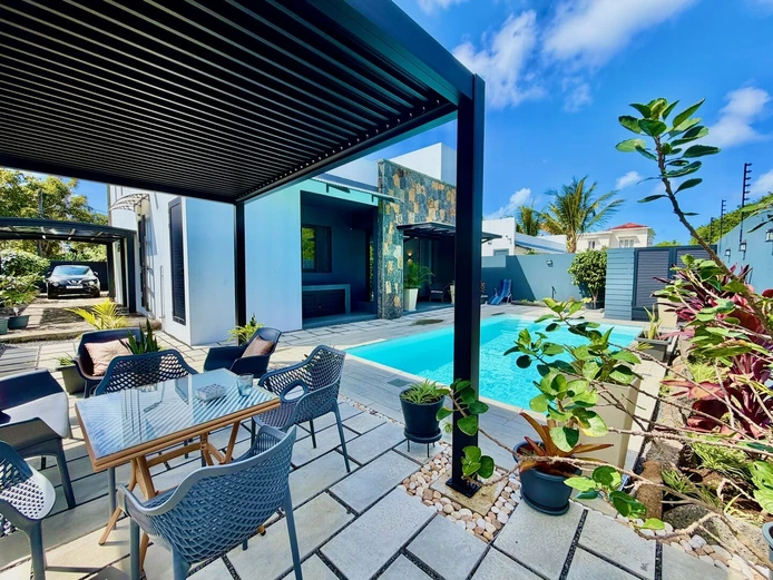 In a private neighborhood, close to the sea, this villa with modern architecture is bright and spacious. It offers in...