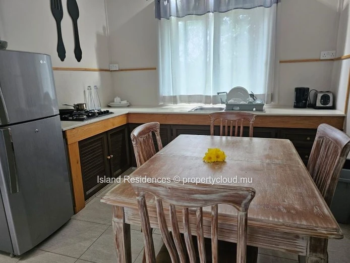 "Charming G+2 Home in Péreybère with 2 Parking Spaces and Fenced Yard - Only Rs 7.3M!"