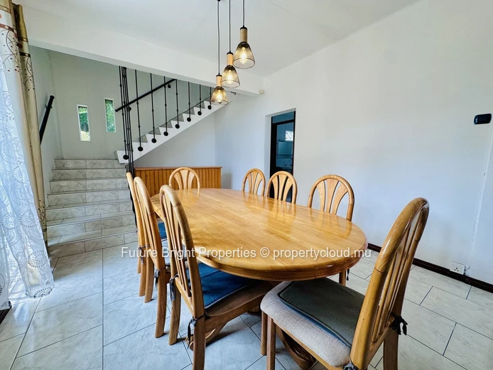 Une maison où espace et confort se rencontrent à Roches Brunes