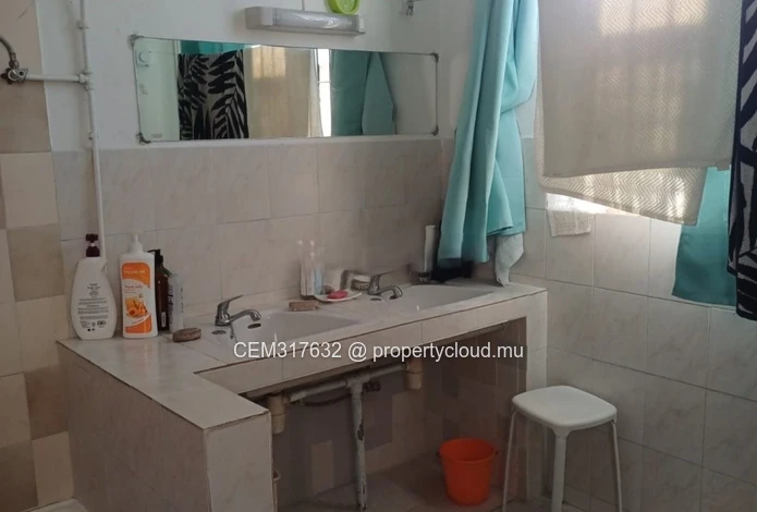 Maison Familiale avec Mezzanine à Vendre – Quatre Bornes Centre 