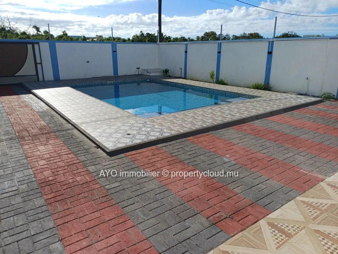 Maison familiale spacieuse de 4 chambres avec piscine à Calodyne