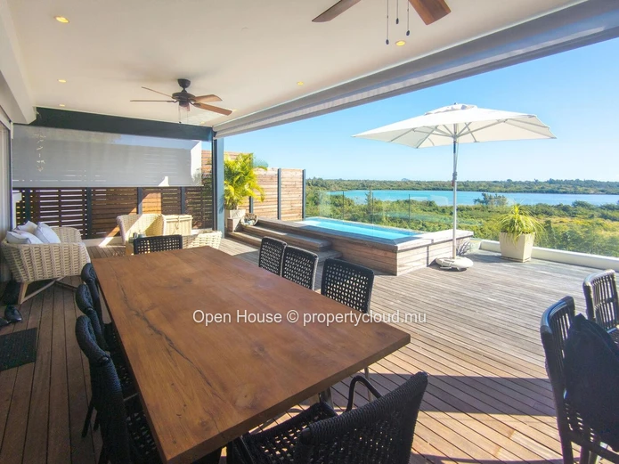 Luxurious penthouse facing the sea in the heart of a prestigious estate. 3 bedrooms, Master suite. Pool and restauran...