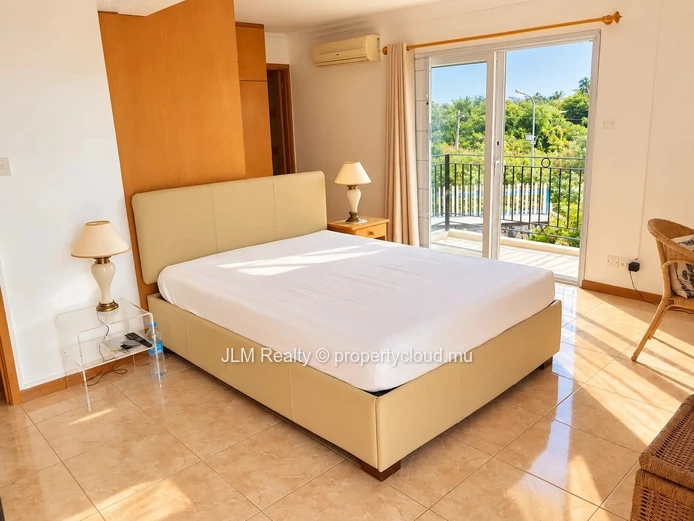 For sale: Seafront villa with walking access to the beach in Calodyne, Mauritius