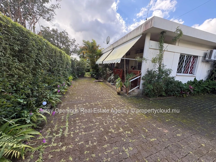 Charming 4-Bed Villa in Curepipe with Veranda & Garden