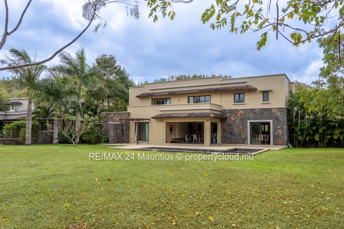 Exclusive 5-Bedroom Villa Bordering Black River National Park