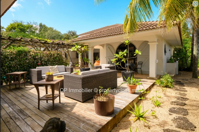 Maison meublée à louer à Calodyne, 406m², 4 chambres, piscine privée, parking, proche des écoles et commerces. Rs 250...