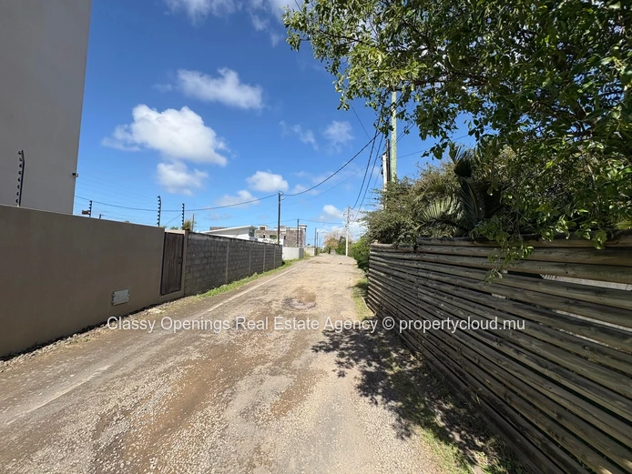 850 m² Grand Baie Land — Quiet Street, Near Bus, School & Shops