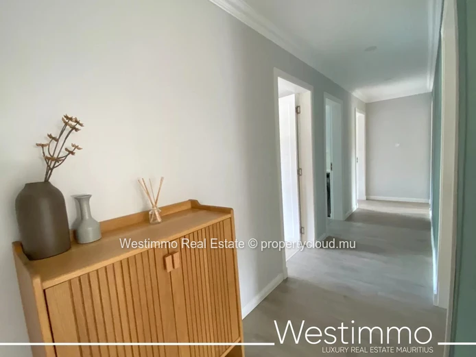Flic en Flac - Luxueux appartement pieds dans l'eau avec piscine et vue sur le lagon.