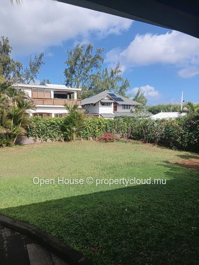 5-Bedroom Villa for Rent in Tamarin, 280m² Living Space, beach access