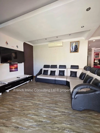 Villa de 5 chambres et bureau avec jardin et piscine a pereybere