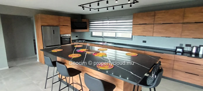 Flic en Flac Dans Morcellement fermé, Maison neuve meublée de 3 càc 3 sdb + studio independant sur 132 toises terrain... (Mandat exclusif)
