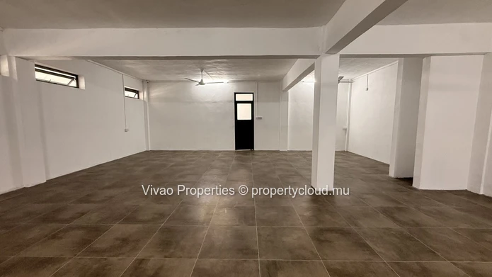 Exclusivité sur route principale au cœur de Port-Louis - Local commercial de 275 m² à louer au premier étage (Mandat exclusif)