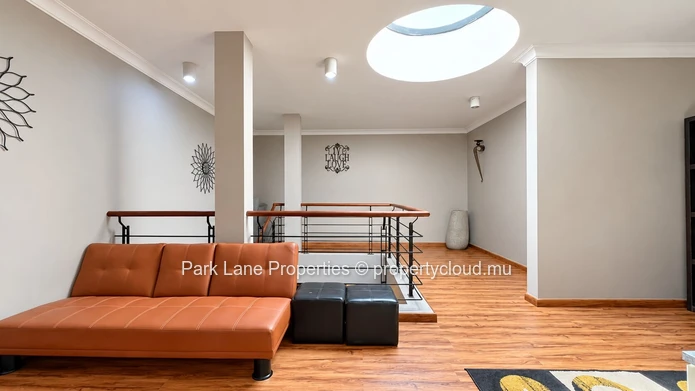 Living at the top, in the heart of Quatre Bornes!