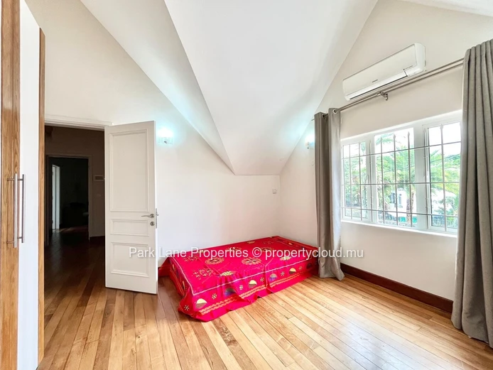 Maison familiale spacieuse de 4 chambres à Quatre Bornes