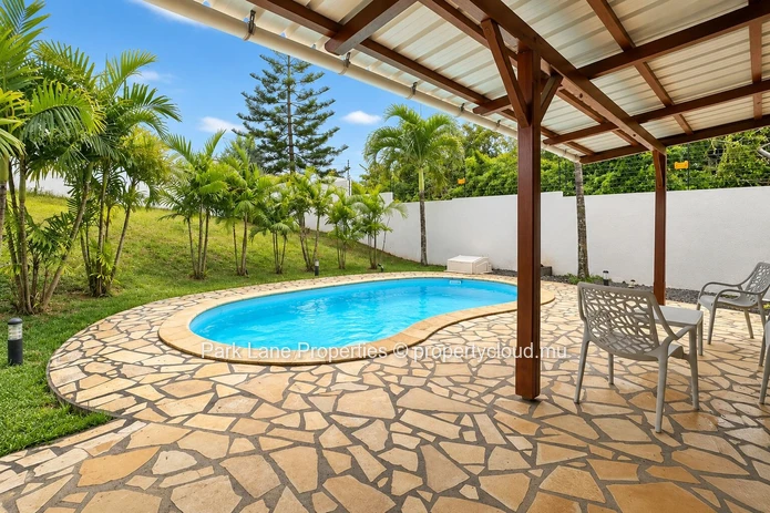 Spacious 4 bedroom family home for rent with pool and garden