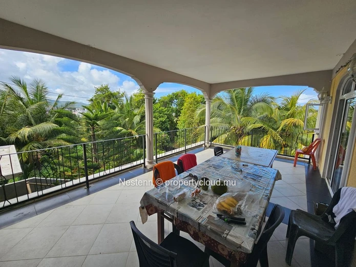 Nestenn present this 3 bedrooms apartment well located in Ville Noire