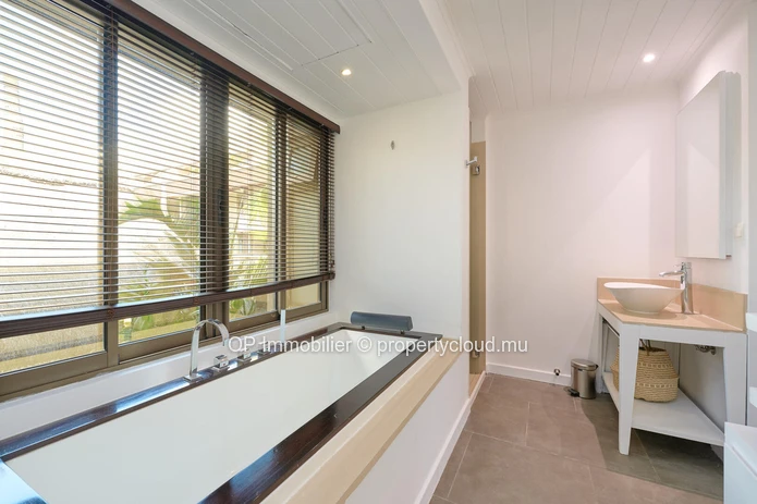Appartement RES 2 chambres à vendre à Grand Baie avec piscine