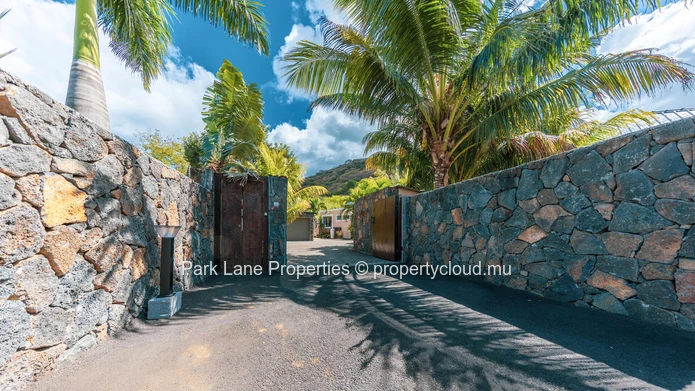 Élégante Villa de Style Balinais avec 3 Chambres, Piscine et Kiosque