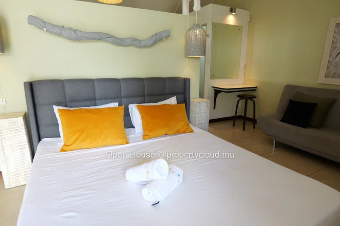 50 m² furnished studio for rent in Black River with shared swimming pool (Sole Mandate)