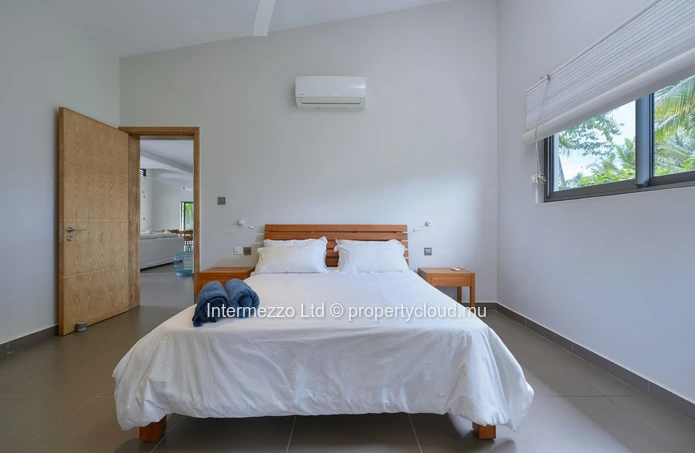 Villa PDS à vendre, Grand Baie, 347m², terrain 758m², 3 chambres, piscine, proche commerces, meublée, gardien, terras...