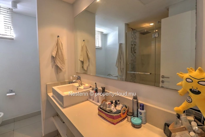 Modern and well-designed 3-bedroom penthouse a few minutes walk from the beach