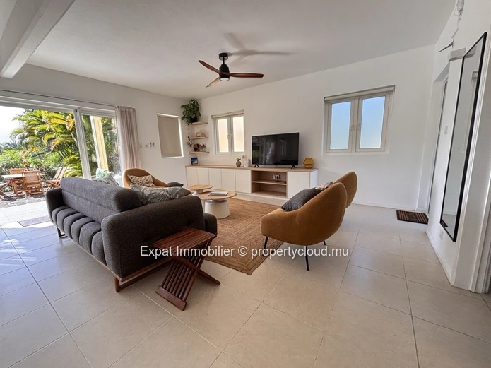 Contemporary 3-Bedroom Duplex Overlooking The Lagoon And Coin De Mire – Calodyne