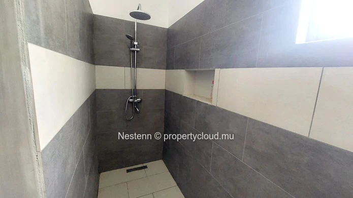 Commercial space for rent in Mon Choisy – Prime location near the golf course
