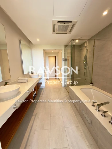 À vendre – Duplex moderne avec vue mer et montagne à Tamarin 