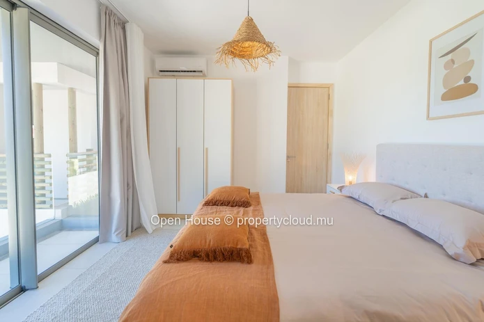 Contemporary villa in the heart of the Smart City of Tamarin. Close to school and all shops. 4 bedrooms.