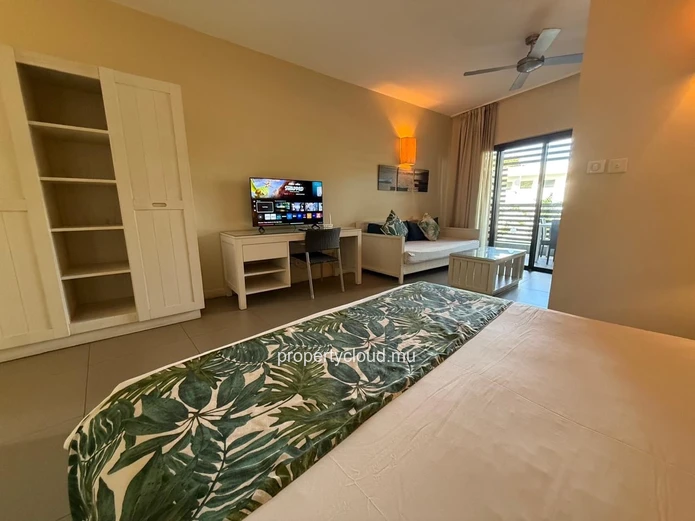 Situé dans la résidence Be Cosy à Trou aux Biches, cet appartement de 50m2 au premiere etage entièrement meublé offre...