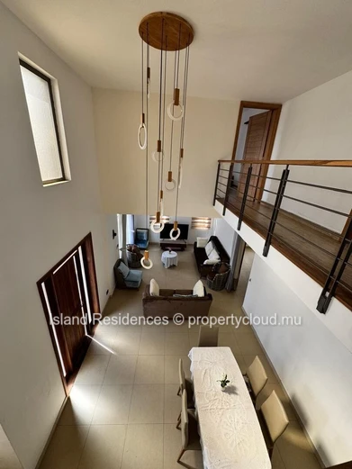 Maison moderne et spacieuse, entièrement meublée avec 4 chambres et double garage