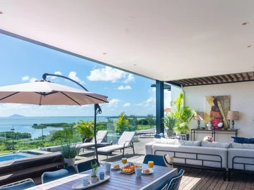 Superb penthouse at Domaine St Antoine, sea view, jacuzzi 