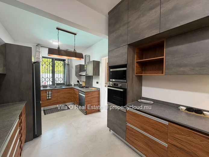 In a private neighborhood, close to the sea, this villa with modern architecture is bright and spacious. It offers in...