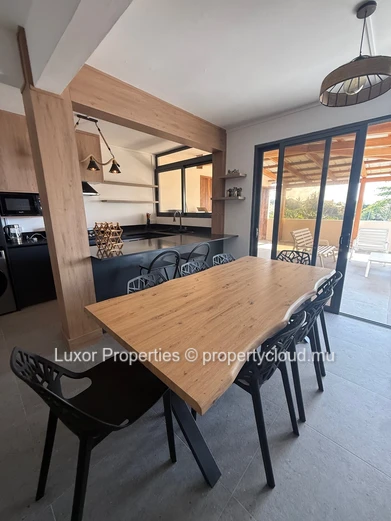  À Louer – Penthouse en Bord de Mer | 3 Chambres 