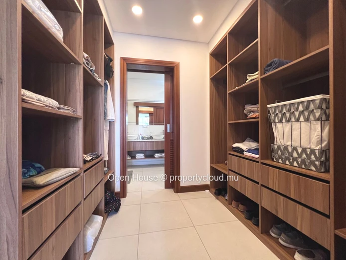 Exclusivité Pointe aux Canonniers. Splendide RDJ dans immeuble neuf, 3 chambres en suite, plage à 100m piscine commune. (Mandat exclusif)
