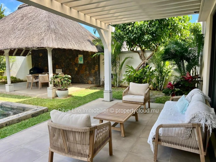 Villa PDS à vendre à Grand Baie, 147m², terrain 500m², 3 chambres, piscine privée. Prix : 850 000 €.
