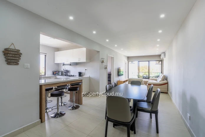 À vendre appartement 3 chambres au dernier étage avec jacuzzi et vue dégagée Flic en Flac ile Maurice vue imprenable ...