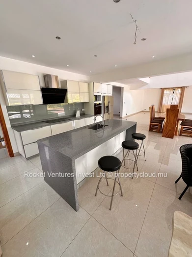 For Sale – Elegant 4-Bedroom Villa, East Coast – Bayfront, Private Estate