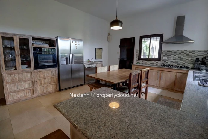 Spacieuse propriété familiale avec piscine et jardin 