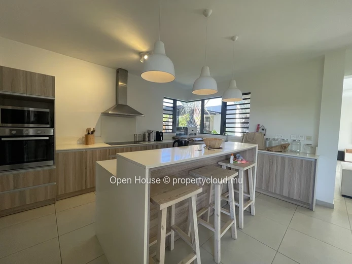 Villa contemporaine à louer, 4 chambres, piscine, accès golf.
