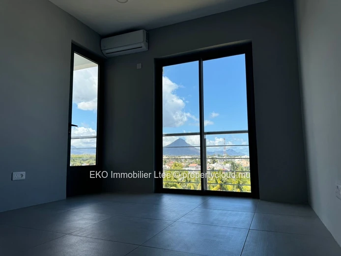 Luxurious Flic en Flac Penthouse: Foreigners Welcome!